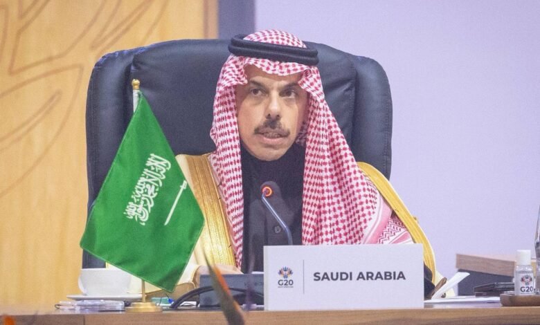 الأمير فيصل بن فرحان وزير الخارجية السعودي خلال جلسة اليوم الثاني لقمة قادة «مجموعة العشرين